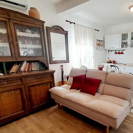 Dida Roko, Rustikalni Apartman S Terasom Kaštela Extérieur photo